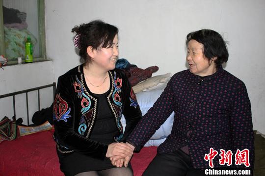 巴哈義古麗·尼合買提看望“媽媽”王改英，拉著她的手噓寒問暖?！垏?攝