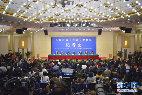 3月9日，全國政協(xié)十二屆五次會議舉行記者會，邀請5位全國政協(xié)委員圍繞保障和改善民生的重點任務(wù)，就精準(zhǔn)扶貧精準(zhǔn)脫貧、提高醫(yī)療公共服務(wù)水平、以創(chuàng)業(yè)帶動就業(yè)、推進(jìn)養(yǎng)老服務(wù)、持續(xù)加強(qiáng)節(jié)能環(huán)保和生態(tài)建設(shè)等回答記者提問。圖為記者會現(xiàn)場。新華網(wǎng)中國政府網(wǎng) 孫韜 攝
