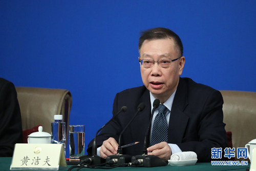 圖為全國政協(xié)常委、教科文衛(wèi)體委員會副主任，原衛(wèi)生部副部長黃潔夫。新華網(wǎng)中國政府網(wǎng) 孫韜 攝