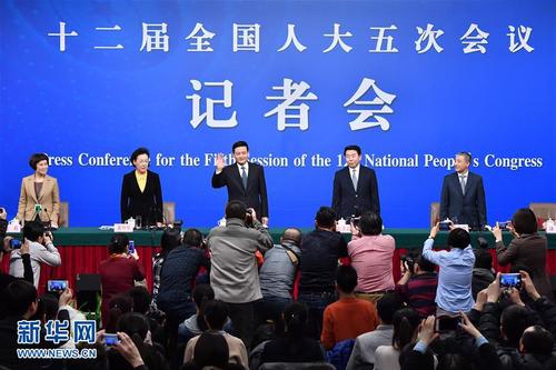 3月9日，十二屆全國(guó)人大五次會(huì)議新聞中心舉行記者會(huì)，邀請(qǐng)國(guó)務(wù)院國(guó)有資產(chǎn)監(jiān)督管理委員會(huì)主任肖亞慶、副主任張喜武、副主任黃丹華和副秘書(shū)長(zhǎng)、新聞發(fā)言人彭華崗就“國(guó)企改革”的相關(guān)問(wèn)題回答中外記者的提問(wèn)。這是肖亞慶（中）向記者揮手致意。新華社記者 李鑫 攝