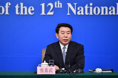 這是張喜武在回答記者提問(wèn)。新華社記者 李鑫攝