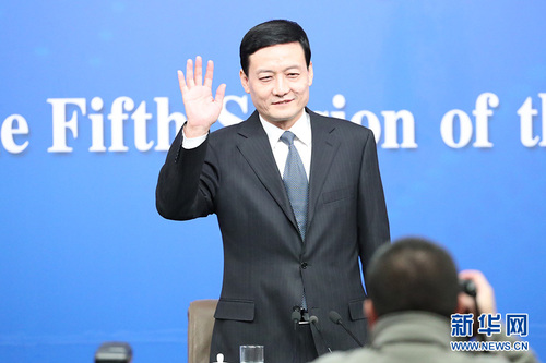 圖為國(guó)務(wù)院國(guó)有資產(chǎn)監(jiān)督管理委員會(huì)主任肖亞慶揮手向記者問(wèn)好。