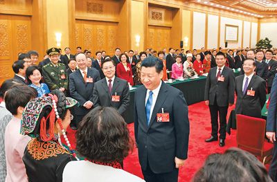 3月8日，中共中央總書記、國家主席、中央軍委主席習近平參加十二屆全國人大五次會議四川代表團的審議。在“三八”國際勞動婦女節(jié)到來之際，習近平代表黨中央、國務院，向參加全國兩會的女代表、女委員、女工作人員，向全國各族各界婦女同胞，致以節(jié)日的祝賀和誠摯的祝福。這是習近平同女代表親切交談。新華社記者 李學仁攝