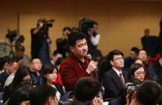 每日經(jīng)濟(jì)新聞?dòng)浾咛釂枴叭绾喂苤莆廴酒髽I(yè)”