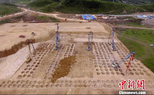 2016年8月3日，甘孜格薩爾機場建設工地上一片繁忙。當日，位于四川德格和甘孜縣交界處的甘孜州格薩爾機場項目建設進展順利，力爭2017年10月1日建成通航。該機場投資估算約24.88億元，跑道長4000米，屬于高高原機場，建成后民眾從成都前往甘孜、德格、白玉、新龍縣等地的路途時間將大大縮短，也將助推當地經濟社會發展和藏區農牧民脫貧奔小康步伐?！⒅铱?攝