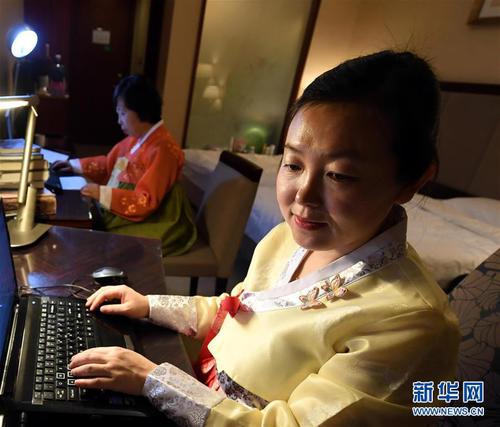 3月7日晚，民族語(yǔ)文翻譯組工作人員金善女（前）和金海榮在翻譯大會(huì)文件。