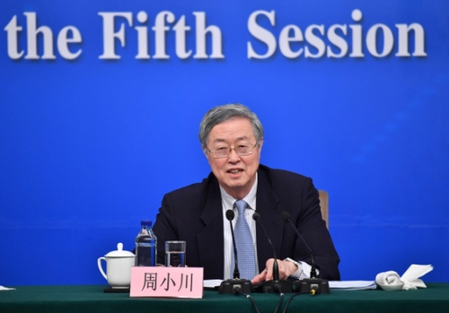 這是周小川在回答記者提問。新華社記者李鑫攝