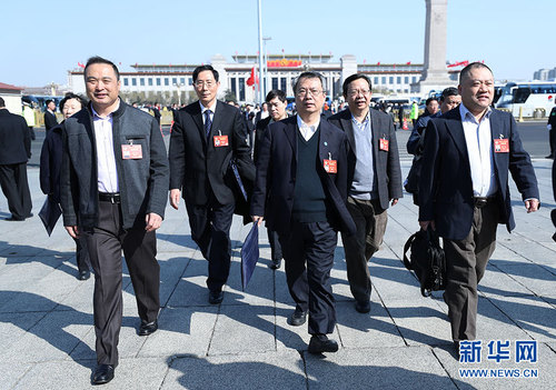 3月10日，全國(guó)政協(xié)十二屆五次會(huì)議在北京人民大會(huì)堂舉行第三次全體會(huì)議。這是委員們走向會(huì)場(chǎng)。新華網(wǎng) 翟子赫 攝2