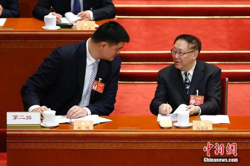3月10日，全國(guó)政協(xié)十二屆五次會(huì)議在北京人民大會(huì)堂舉行第三次全體會(huì)議。會(huì)前姚明委員（左）與高洪波委員交談。中新社記者 富田 攝