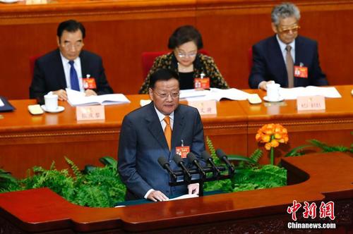 3月10日，全國(guó)政協(xié)十二屆五次會(huì)議在北京人民大會(huì)堂舉行第三次全體會(huì)議。圖為劉長(zhǎng)樂(lè)委員作《提高國(guó)民素質(zhì)重在道德引導(dǎo)和法治規(guī)范》的發(fā)言。中新社記者 富田 攝