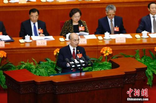 3月10日，全國(guó)政協(xié)十二屆五次會(huì)議在北京人民大會(huì)堂舉行第三次全體會(huì)議。圖為朱專興委員作《堅(jiān)守清廉家風(fēng) 鑄牢家庭防腐“籬笆墻”》的發(fā)言。中新社記者 富田 攝