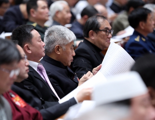 3月10日，全國(guó)政協(xié)十二屆五次會(huì)議在北京人民大會(huì)堂舉行第三次全體會(huì)議。這是委員在聽會(huì)。