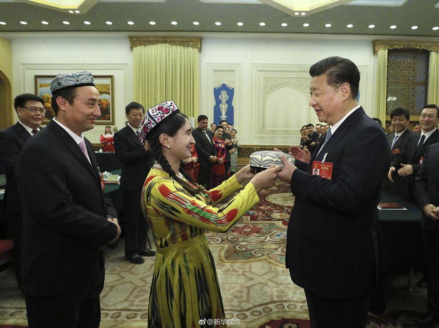 習近平到新疆代表團參加審議 關心新疆特色產業發展