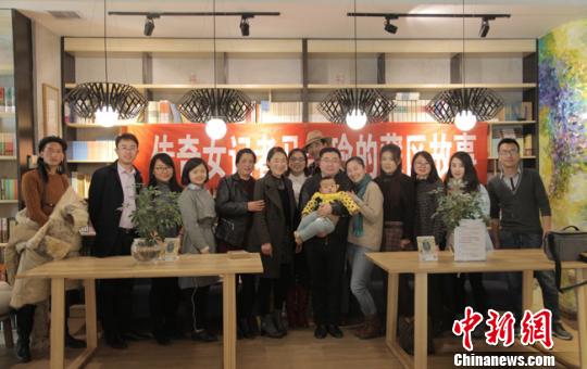 3月8日，馬金瑜和丈夫扎西、從青海藏區來的草原藏族女工們，在蘭州書店與讀者分享她們的草原故事。　劉忠堂 攝