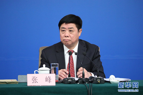 3月11日，十二屆全國人大五次會議新聞中心舉行記者會，邀請工業(yè)和信息化部部長苗圩、副部長辛國斌和總工程師、新聞發(fā)言人張峰就“推進實施‘中國制造2025’”的相關問題回答中外記者的提問。圖為工業(yè)和信息化部總工程師張峰。新華網(wǎng)中國政府網(wǎng) 翟子赫 攝