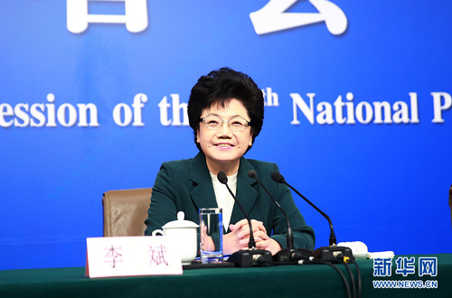 3月11日，十二屆全國人大五次會議新聞中心舉行記者會，邀請國家衛生計生委主任李斌、副主任王培安和副主任、國務院醫改辦主任王賀勝就“‘十三五’開局之年衛生計生改革發展”的相關問題回答中外記者的提問。圖為國家衛生計生委主任李斌。新華網中國政府網 翟子赫 攝