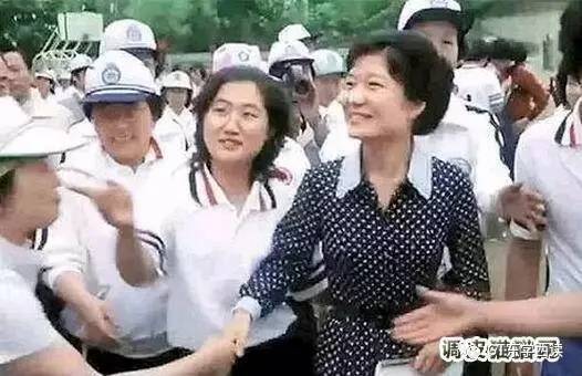 年輕的樸槿惠和崔順實(shí)。