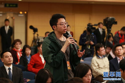 圖為北京青年報(bào)記者提問。