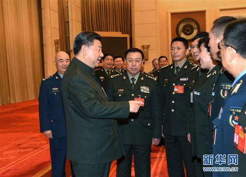 3月12日，中共中央總書記、國家主席、中央軍委主席習(xí)近平出席十二屆全國人大五次會(huì)議解放軍代表團(tuán)全體會(huì)議并發(fā)表重要講話。這是會(huì)議結(jié)束時(shí)，習(xí)近平親切接見來自基層部隊(duì)的部分軍隊(duì)人大代表。新華社記者 李剛 攝