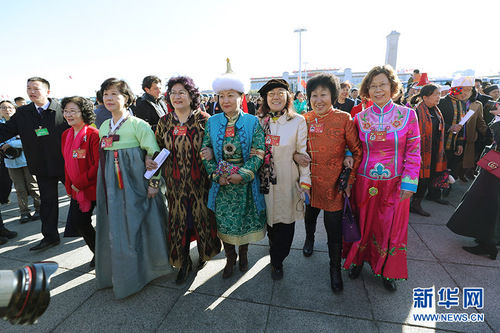 3月13日，全國政協十二屆五次會議在北京人民大會堂舉行閉幕會。這是全國政協委員走向人民大會堂。新華網中國政府網 翟子赫 攝2