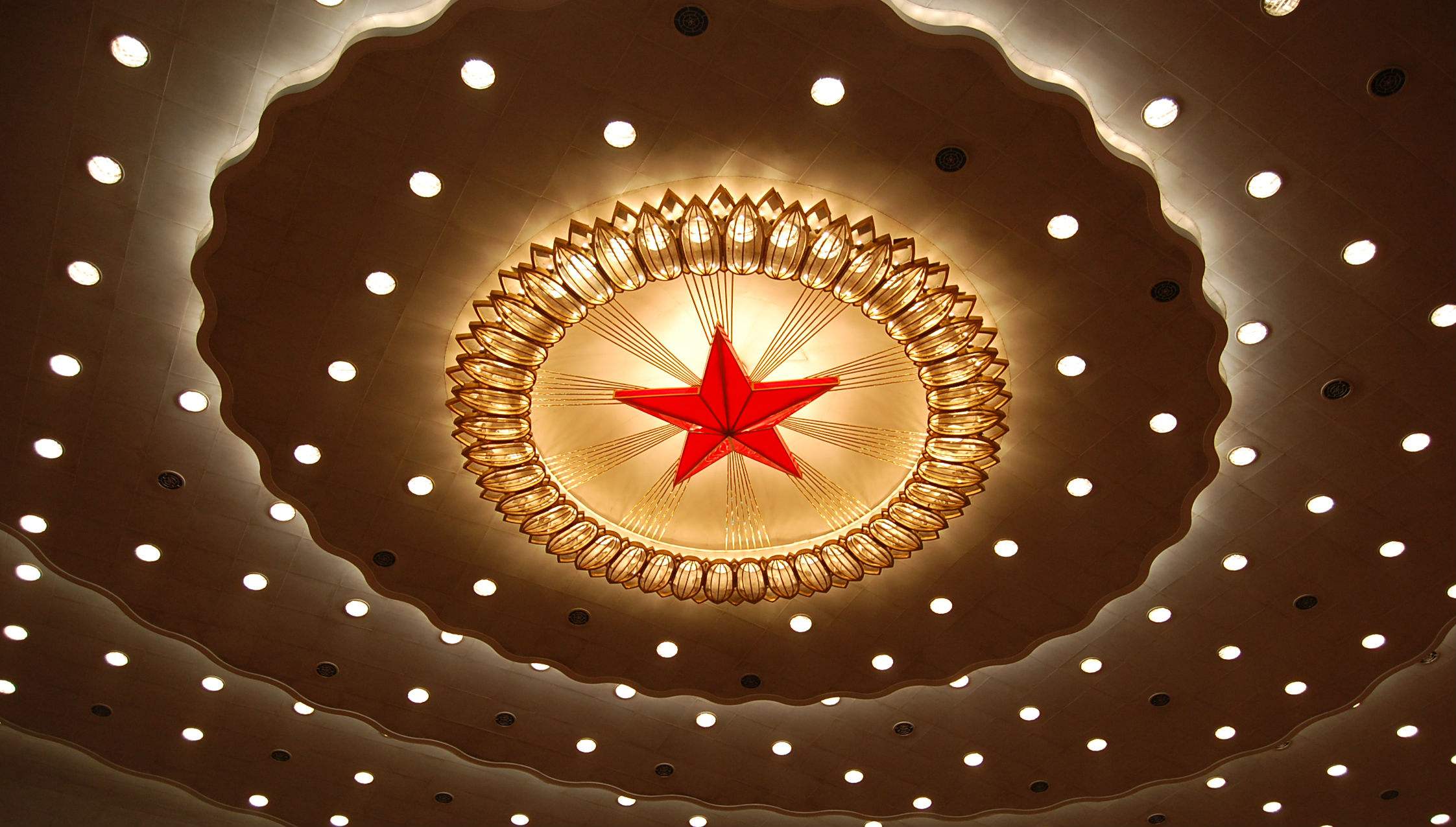 通過政協(xié)第十二屆全國委員會(huì)第五次會(huì)議關(guān)于常務(wù)委員會(huì)工作報(bào)告的決議