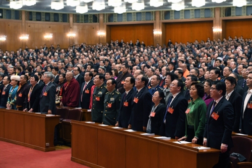 3月13日，全國政協十二屆五次會議在北京人民大會堂舉行閉幕會。這是委員們高唱國歌。