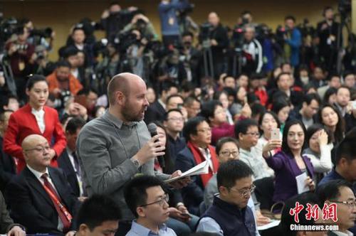 資料圖 一名外國記者在現(xiàn)場提問。<a target='_blank' href='http://www.chinanews.com/'>中新社</a>記者 泱波 攝