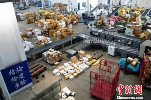 資料圖： 當下，“海淘”市場已成為各路電商的主打戰(zhàn)場，跨境郵寄物呈現(xiàn)爆發(fā)性增長態(tài)勢，平均增幅達60%。芊燁 攝