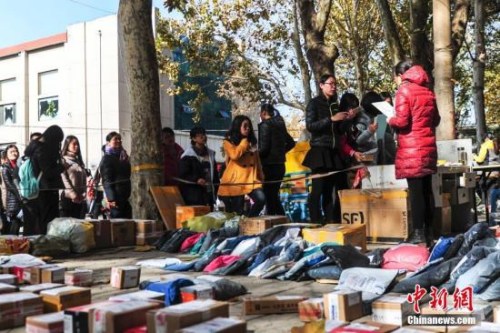 資料圖：大學生“剁手黨”們的網購商品快件激增，取件學生絡繹不絕。<a target='_blank' href='http://www.chinanews.com/'>中新社</a>記者 張勇 攝