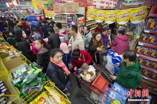 資料圖：11月11日，山西太原某超市正在進行每年一度的“雙十一”打折促銷活動，大量民眾前來購買生活用品，場面十分火爆。張云 攝