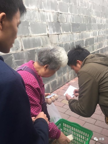 有老人上前詢問(wèn)，經(jīng)理上前登記派發(fā)團(tuán)購(gòu)券。