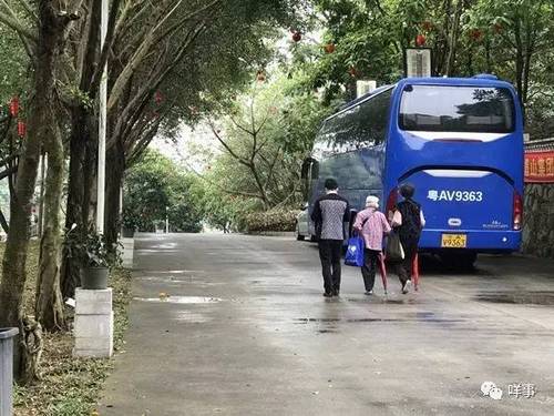業務員全程跟陪老人。