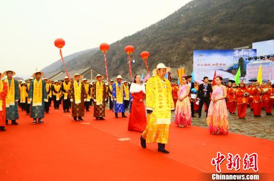山西臨汾一位煤老板轉型旅游產業，身穿古裝和游客互動。　李新鎖 攝