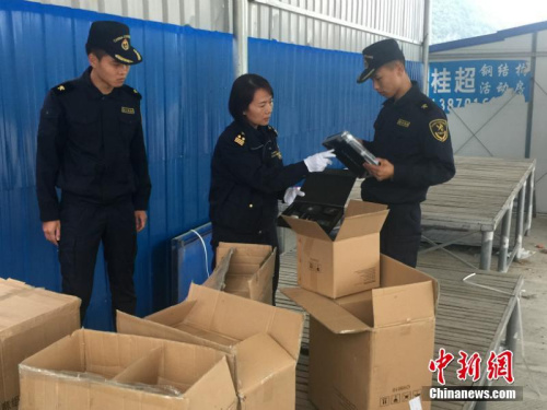 資料圖：情人節將至 南寧海關查獲千余件假“香奈兒”。鐘欣 攝