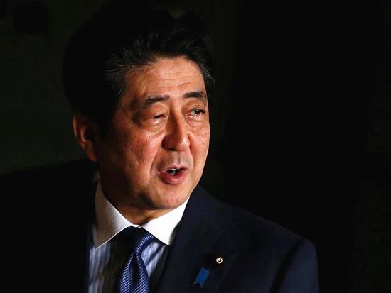 3月16日，日本首相安倍晉三走在東京官邸內。（新華/路透）