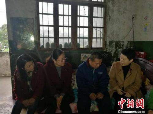 常州的三位女企業(yè)家慰問(wèn)劉文軍的父親。　唐娟 攝