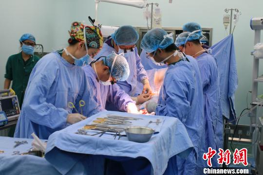 楊萬(wàn)芬老人接受手術(shù)?！∷谓ㄇ?攝