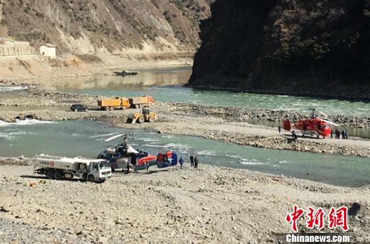 直升機(jī)在火場附近河灘上加油、掛桶?！＄娦?攝