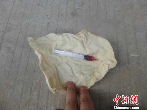 碰瓷者馬某每次假裝被車輛碰到，后趁機將事先準備好的針管取出，在耳朵里注入紅色液體，造成重傷假象。圖為警方查獲的碰瓷“道具”。　七里河交警大隊供圖 攝