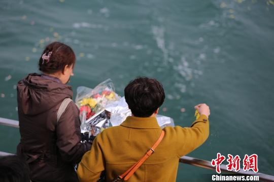 3月22日，遼寧舉行海葬公祭活動，193位家屬來到大連海域，向海面撒下鮮花寄托對親人的思念之情。“生態(tài)葬”目前已漸入人心。　朱明宇　攝
