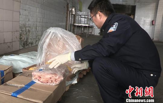 圖為緝私警察盤點走私凍品?！钚l　攝