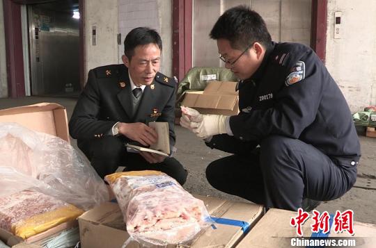 圖為海關關員與緝私警察正在倉庫清點被扣凍品。　楊衛 攝