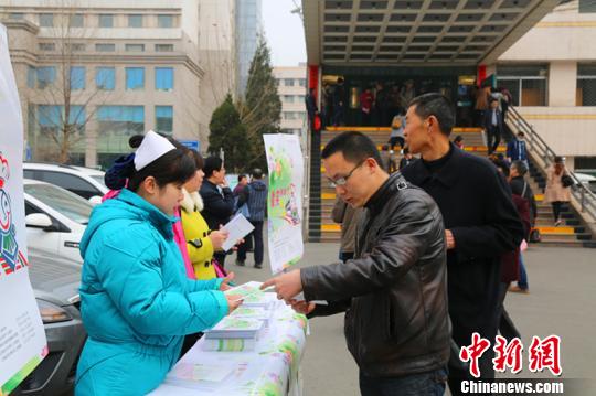 每年3月20日是世界口腔病日。在活動當天的現場，山西慈善總會工作人員和醫院整形外科醫護人員為過路群眾發放宣傳資料，詳細講解項目情況及唇腭裂疾病知識?！∫?攝