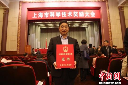 華山醫(yī)院皮膚科主任徐金華教授領(lǐng)銜的團(tuán)隊(duì)歷時(shí)16年，通過基礎(chǔ)和臨床相結(jié)合的轉(zhuǎn)化醫(yī)學(xué)模式，提出了系統(tǒng)性紅斑狼瘡免疫治療新策略。研究人員率先采用奧曲肽治療系統(tǒng)性紅斑狼瘡，取得良好療效，相關(guān)項(xiàng)目榮獲2016年度上海市科技進(jìn)步三等獎(jiǎng)?！￡惽趭^ 攝