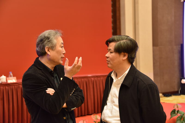5、會議間隙，全國人大常委、民盟中央社會委員會主任鄭功成（右）和民盟北京市委專職副主委宋慰祖親切交流。 張雨斌  攝影