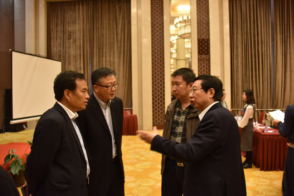 6、會議間隙親切交流。右一：民盟中央社會服務工作委員會主任張澎；左一：民盟中央科技委員會委員祝智軍；左二：民盟北京市委參政議政部部長徐熒；右二：民盟北京市委參政議政部干部劉建。 張雨斌  攝影