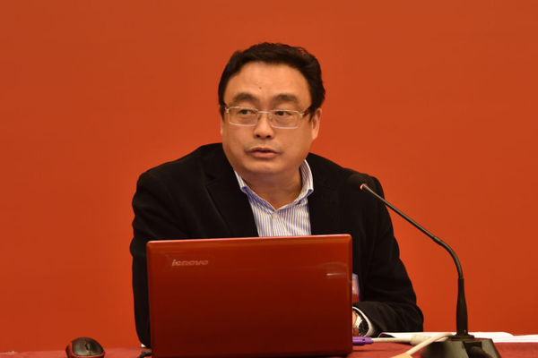 7、民盟福建省委專職副主委劉泓介紹參政議政經(jīng)驗(yàn)體會(huì)。張雨斌 攝影