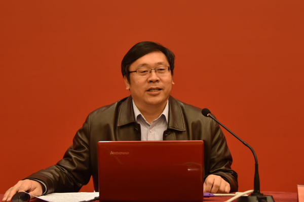 9、民盟山東省委參政議政部部長(zhǎng)劉加釗介紹參政議政經(jīng)驗(yàn)體會(huì)。張雨斌 攝影