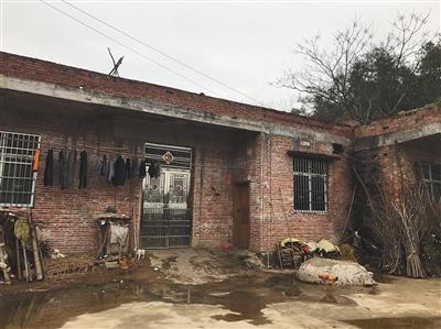 明家人現在居住的新磚房，建于2013年。 新京報記者 付珊 攝