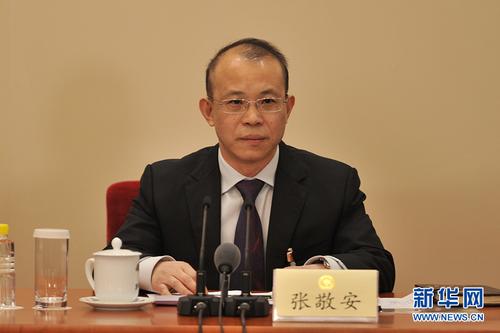 3月2日，全國政協(xié)十二屆五次會議新聞發(fā)布會在北京人民大會堂舉行。圖為新聞發(fā)布會主持人張敬安。